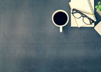 テーブルの上のパソコンと文房具類