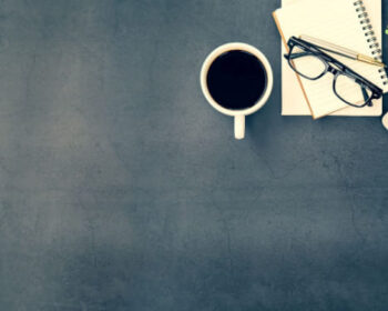 テーブルの上のパソコンと文房具類