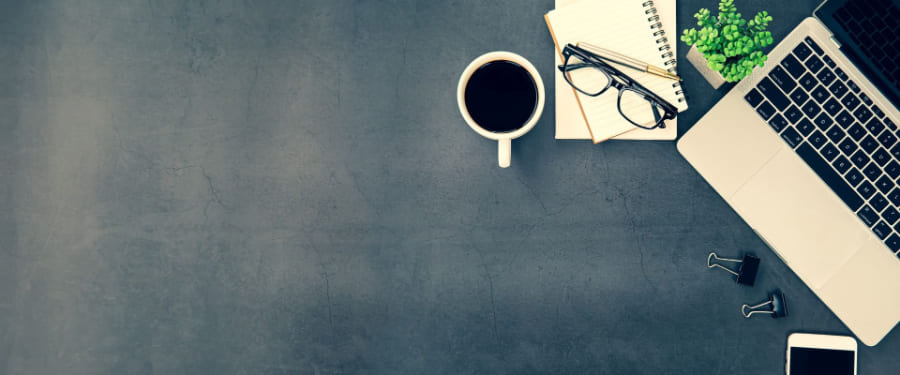 テーブルの上のパソコンと文房具類